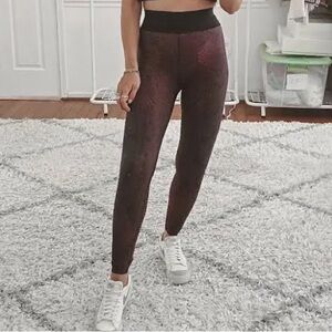 Ultracor x Barry’s Leggings High Rise in Garnet Python Pink Side Stripe